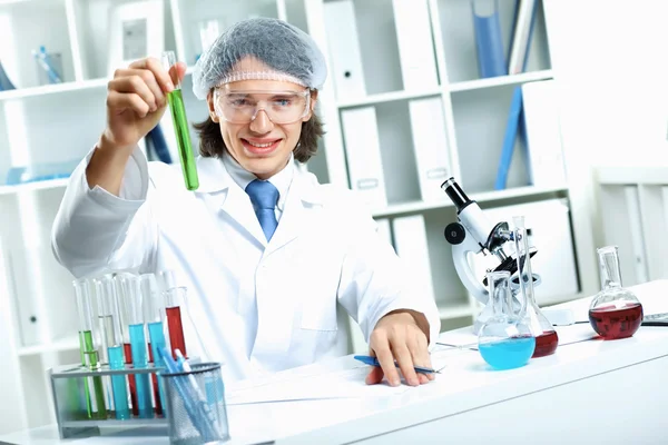 Νεαρός Επιστήμονας Εργάζεται στο Εργαστήριο — Φωτογραφία Αρχείου