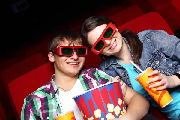 Jovem casal no cinema assistindo filme — Fotografia de Stock
