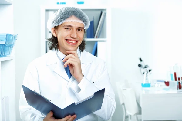 Junger Arzt in weißer Uniform — Stockfoto