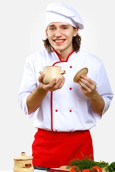 Портрет молодого повара в форме — стоковое фото
