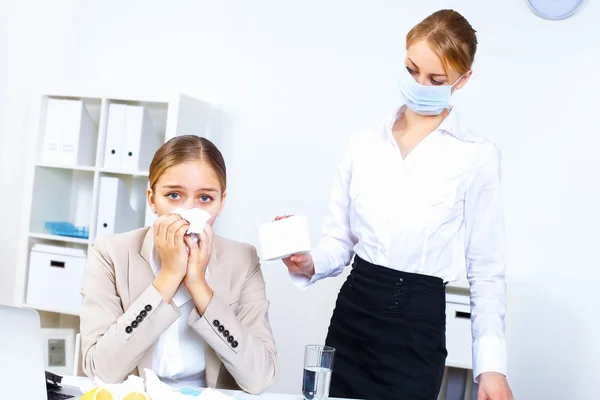 Com frio e gripe no local de trabalho — Fotografia de Stock