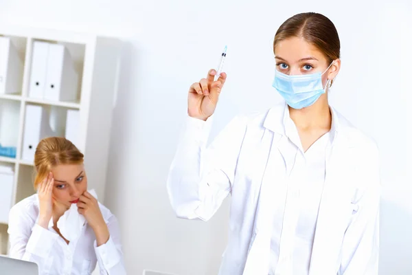 Pielęgniarki z strzykawka szczepienia w biurze robi — Zdjęcie stockowe