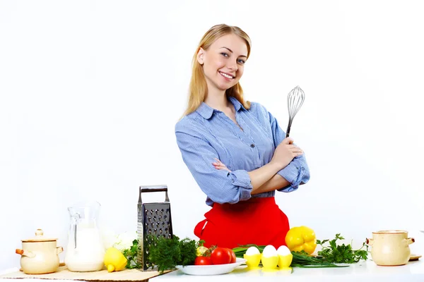 Nő főzés friss étel otthon — Stock Fotó
