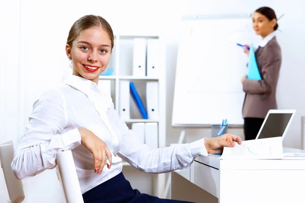 Jonge vrouwen in het bedrijfsleven dragen werken in office — Stockfoto