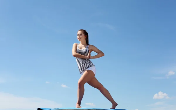 Ritratto di una giovane donna che fa esercizi — Foto Stock