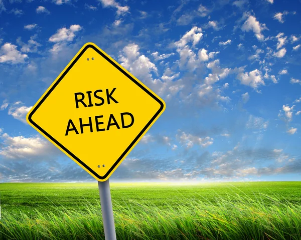 Dopravní značka varování o riziko dopředu — Stock fotografie