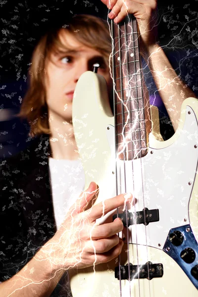 Jovem guitarrista atuando em boate — Fotografia de Stock