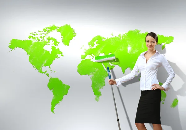Donna d'affari con pennello e mappa del mondo — Foto Stock