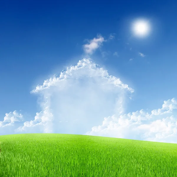 Дом из белых облаков против голубого неба — стоковое фото
