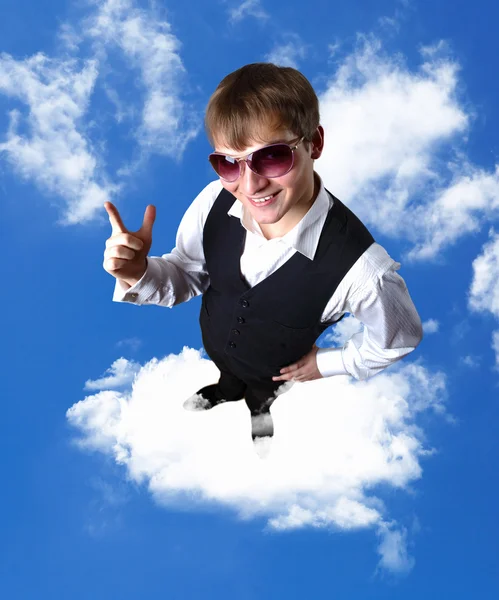 Молодой бизнесмен на облачном фоне неба — стоковое фото