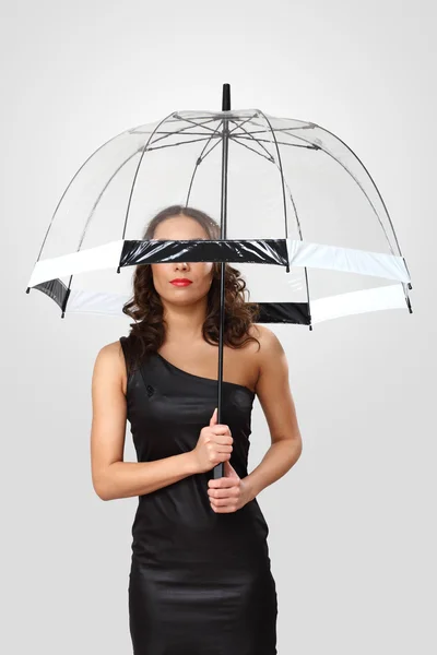 傘を差した黒のドレスの女性 — ストック写真