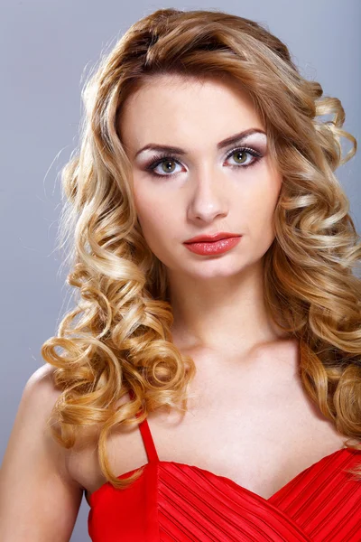 Piros ruhás, göndör hajú fiatal nő — Stock Fotó