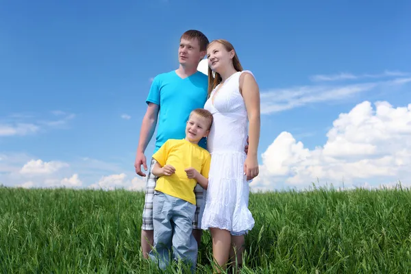 Familia con hijo en el prado — Foto de Stock
