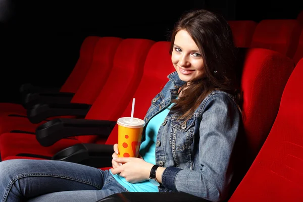 Mladá dívka v kině díval na film — Stock fotografie