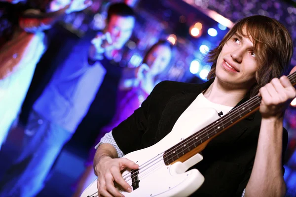 Молодой гитарист выступает в ночном клубе — стоковое фото