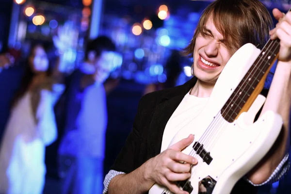 夜のクラブで実行する若いギター プレーヤー — ストック写真