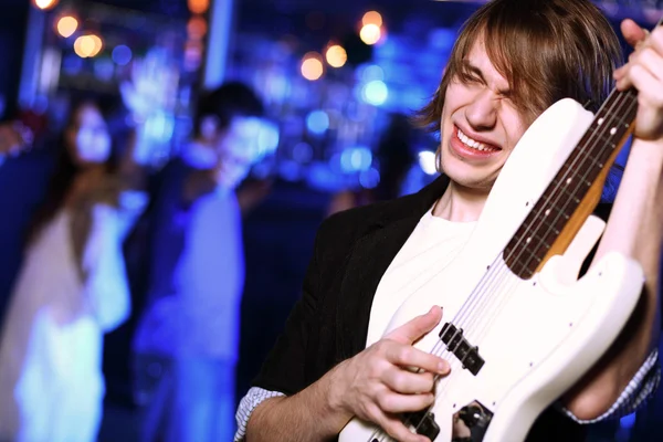 Jovem guitarrista atuando em boate — Fotografia de Stock