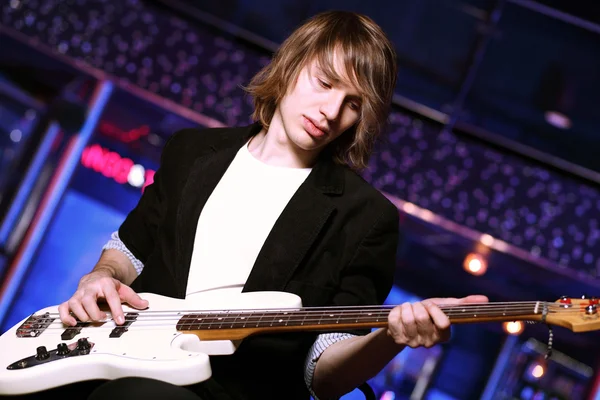 Mladý kytarista v nočním klubu — Stock fotografie