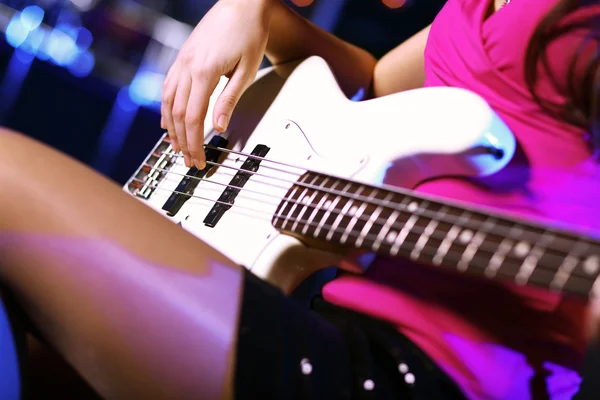 Giovane chitarrista esibendosi nel night club — Foto Stock