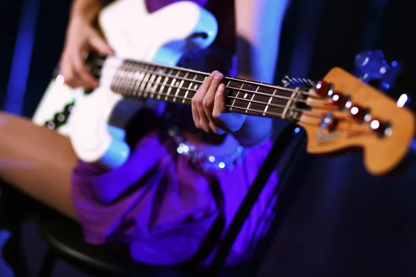 Jonge gitarist uitvoeren in nachtclub — Stockfoto