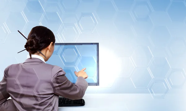 Geschäftsfrau arbeitet mit virtuellen digitalen Bildschirmen — Stockfoto