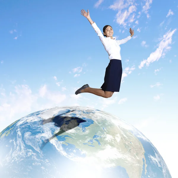 跳跃的年轻女人和我们的地球 — 图库照片