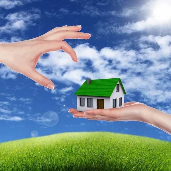 Σπίτι και ανθρώπινο χέρι μπλε ουρανό — Φωτογραφία Αρχείου