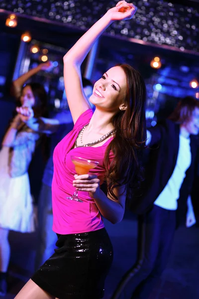 Młoda kobieta zabawy na nocny disco — Zdjęcie stockowe