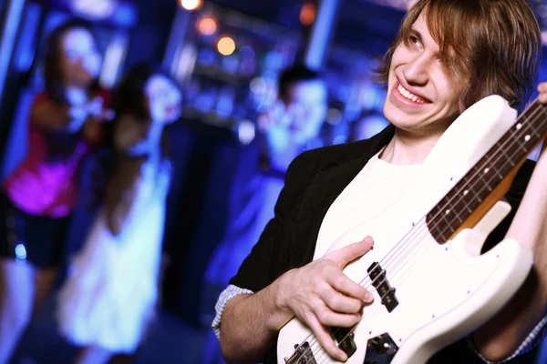나이트 클럽에서 공연 하는 젊은 기타 연주자 — 스톡 사진