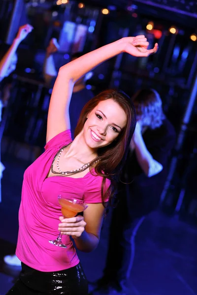 Mladá žena bavit v klubu disco — Stock fotografie