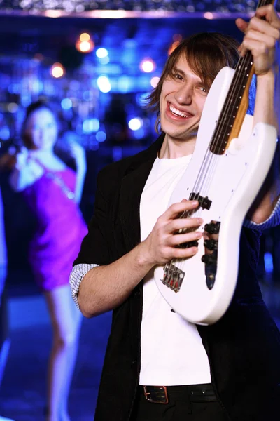 Joven guitarrista actuando en club nocturno — Foto de Stock