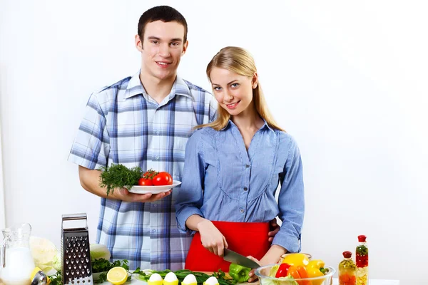 Marido e mulher juntos coooking em casa — Fotografia de Stock