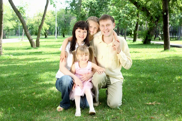Rodina spolu v parku — Stock fotografie