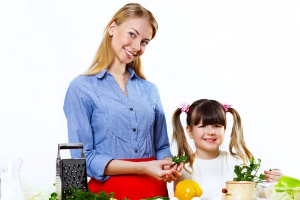 Ung mamma matlagning hemma med hennes daoghter — Stockfoto