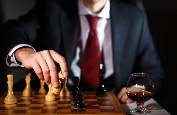 Forretningsmann spiller sjakk – stockfoto