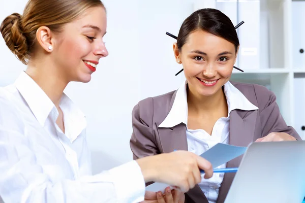 Jonge vrouwen in het bedrijfsleven dragen werken in office — Stockfoto