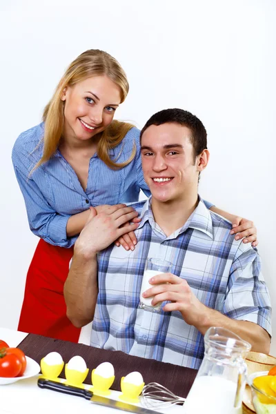 Marido y esposa juntos coooking en casa — Foto de Stock