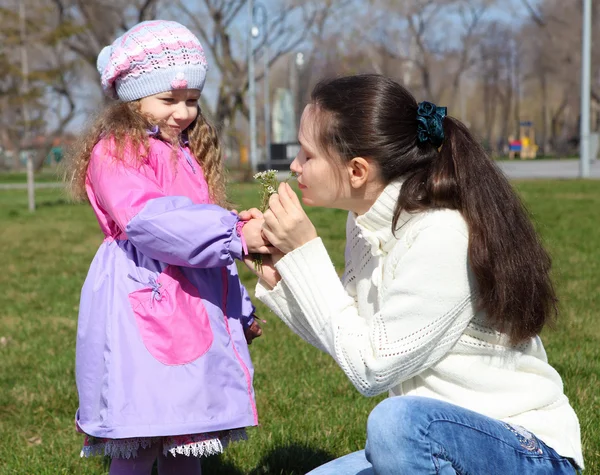 Little girl with mother in spring park — Stock Photo, Image