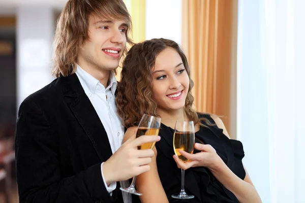 Paar in een restaurant met MMMMMMMMMMM — Stockfoto