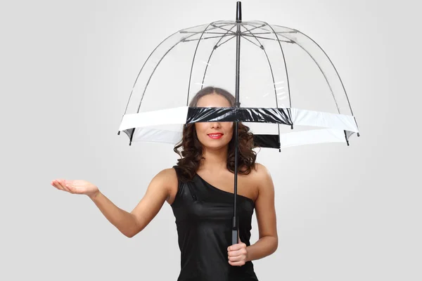 Γυναίκα με μαύρο φόρεμα με ομπρέλα — Φωτογραφία Αρχείου