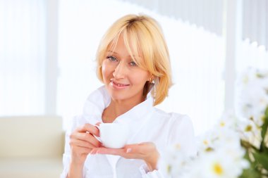 genç güzel kadın iş yerinde iş aşınmaya