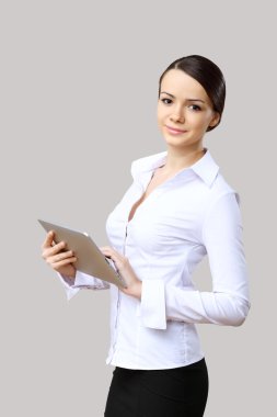 genç güzel kadın iş yerinde iş aşınmaya