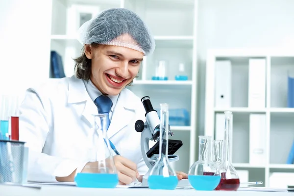 Jonge wetenschapper werkzaam in het laboratorium — Stockfoto
