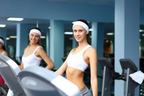 做体育在健身房的运动服饰的女人 — 图库照片