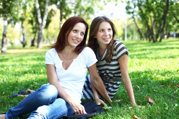 Anne ile kızını yaz Park — Stok fotoğraf