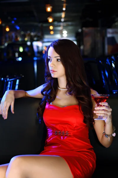 Vonzó nő, éjszakai klub, egy itallal — Stock Fotó