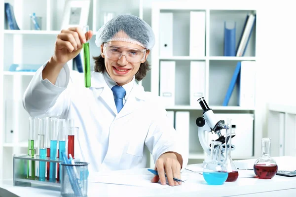 Mladý vědec pracující v laboratoři — Stock fotografie