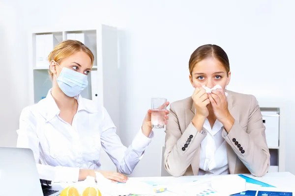 Με κρύο και τη γρίπη στο χώρο εργασίας — Φωτογραφία Αρχείου