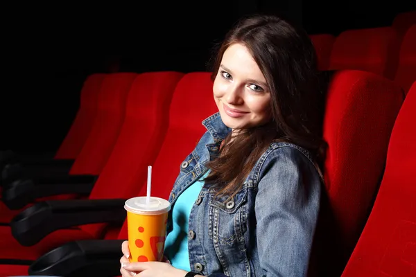 영화를 보고 영화관에서 젊은 여 자가 — 스톡 사진