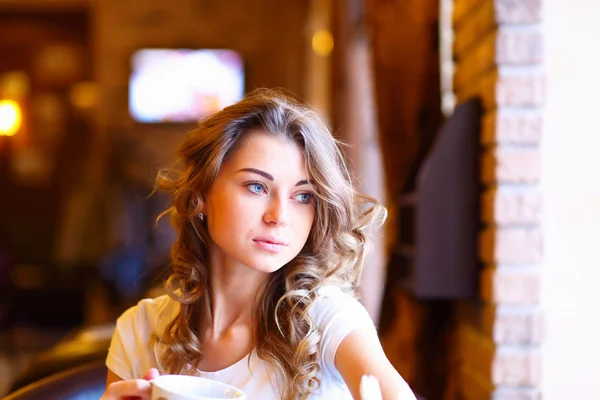 Joven bonita mujer sentada en el restaurante — Foto de Stock